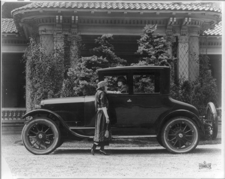 File:Driver's side view of 1920 Chandler, with a woman standing at the door talking to another woman seated inside) - photo by C.M. Black LCCN95500764.tif