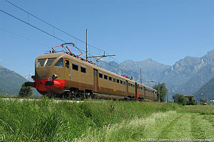 Restaurierter Zug bestehend aus Triebwagen ALe 883.007 und Steuerwagen Le 883.001 auf der Strecke Colico–Chiavenna