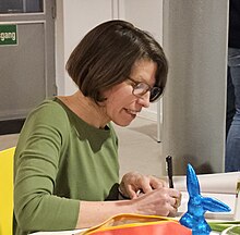 Dunja Schnabel beim Signieren ihres Buches nach einer Lesung im Goldbek-Haus in Hamburg