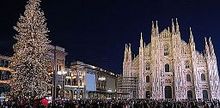 Christmas tree in Milan, in front of the Milan Cathedral, Italy. Duomo Milano Natale.jpeg