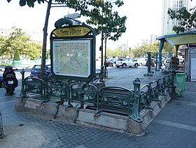 Entourage Guimard z jednoho z vchodů.