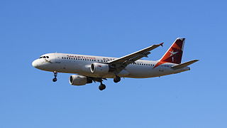 Airbus A320 fra Smartlynx Airlines Estonia går inn for landing på Helsingfors-Vanda lufthavn.