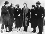 Albert Einstein et sa femme Elsa Einstein (au centre) avec les dirigeants sionistes Menahem Ussishkin, Chaim Weizmann, Vera Weizmann et Ben-Zion Mossinson, à New York en 1921.