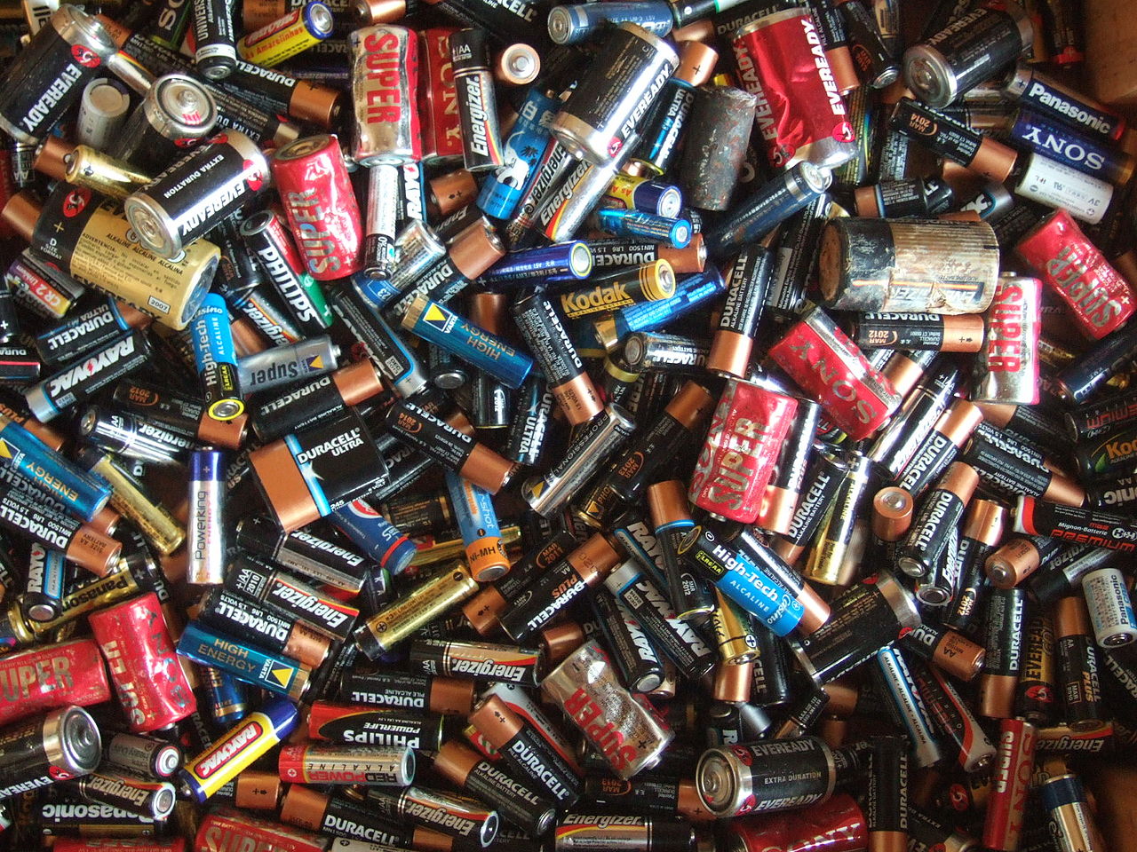 File:Batterieladegeraet-12V.jpg - Wikimedia Commons