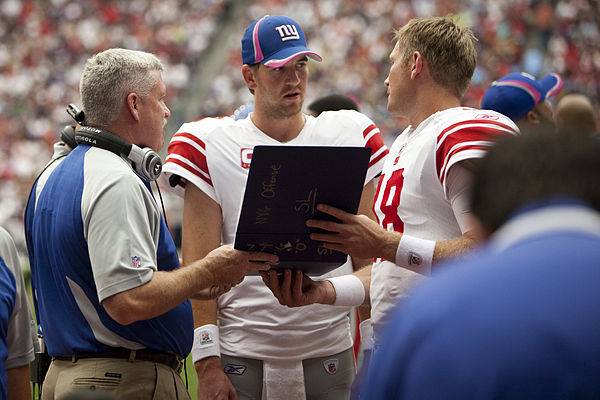 Rosenfels (right) talking to Kevin Gilbride (left) and Eli Manning.