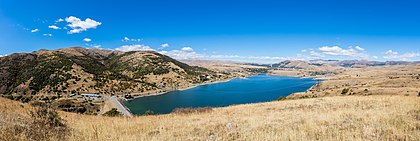 Vista panorâmica do reservatório de água de Kechut, perto da cidade de Jermuk, província de Vayots Dzor, Armênia. O reservatório foi construído em 1981, tem um volume total de 23 milhões de metros cúbicos e, para sua construção, um cemitério medieval e cruzes de pedras tiveram que ser inundados (definição 12 414 × 4 157)