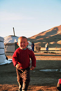 يبلغ عدد سكان الأوروغواي ٣٤٨٠٢٢٢ نسمة ، فإذا كان عدد سكان دولة منغوليا أقل من عدد سكان الأوروغواي ، و مثلناه على خط الأعداد . فأي النقاط على خط الأعداد تمثل عدد سكان منغوليا ؟