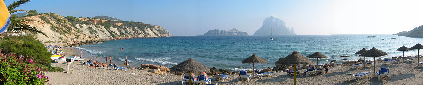 Cala d'Hort auf Ibiza mit Blick auf die Insel Es Vedra und Es Vedranell