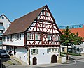 Deutsch: Ein Fachwerkhaus in der Lindenstraße 2 in Hemmingen in Baden-Württemberg. Historischer Ortsrundgang Hemmingen Nr. 24. Die Infotafel am Haus sagt: '1686 von C. Müller erbautes Wohnhaus eines Bauerngutes mit Stallungen im hinteren Hausteil. Fachwerk mit Zierelementen: Fränkischer Mann und Andreaskreuz, Inschrift mit Handwerkerzeichen und Initialen. Wohnhaus 1991 renoviert' English: Timber framing in Lindenstr 2 in Hemmingen in the German Federal State Baden-Württemberg.