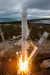 Falcon 9 und Dragon heben von der Startrampe 39A für CRS-10 ab (32852845662).jpg