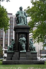 Ferenc Deák-monumentet vid Roosevelt tér i Belváros på Pestsidan.