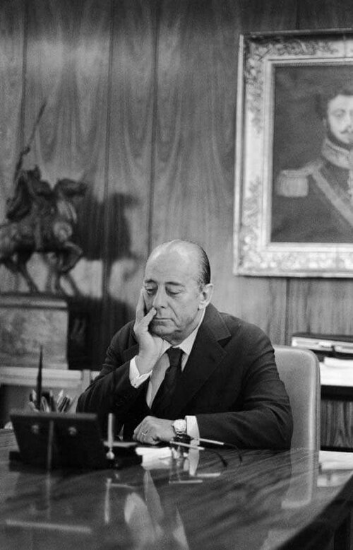 Figueiredo in the Palácio do Planalto, the official workplace of the president. On the wall, a portrait of Emperor Pedro I