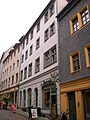 Wohnhaus in geschlossener Bebauung und Hinterhäuser