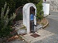 La fontaine de Kervozès, équipée d'une pompe.