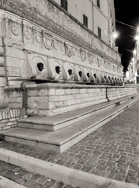 File:Fontana del Calamo Ancona notte bianco e nero.JPG