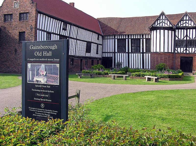 File:Gainsborough Old Hall - west wing and great hall.jpg
