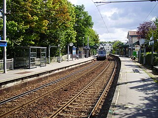 Les quais avec une rame Z 6400 à destination de Paris-Saint-Lazare.