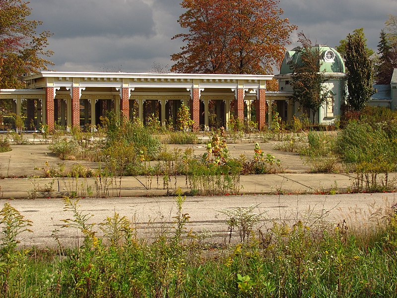 File:Geauga Lake entrance 2011.jpg