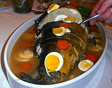 געפילטע פיש בצורתו המקורית: דג ממולא בבשר דג טחון, חתוך לפרוסות