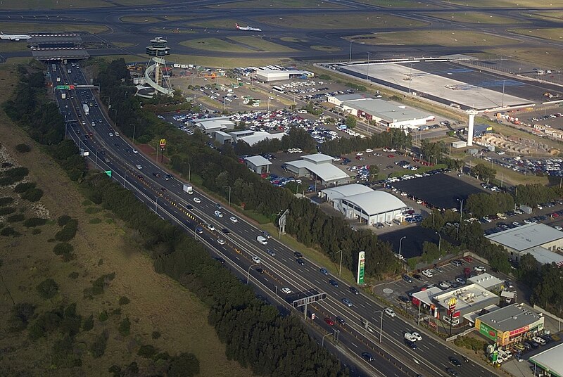 File:General Holmes Drive, Sydney Airport.jpg