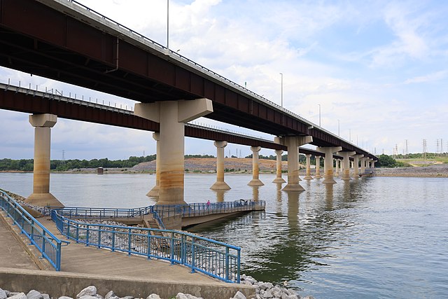 The George A. Ellis Bridge (foreground) carries U.S. 62 and U.S. 641 over the Tennessee River.