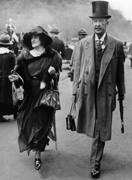 Lady and Lord Carnarvon at the races in June 1921.