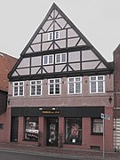 This is a photograph of an architectural monument. Haus mit Fachwerkgiebel 53°47′17″N 9°25′21″E﻿ / ﻿Am Fleth 22﻿ / 53.78805; 9.42248 Baujahr:1680   Foto: 2023  