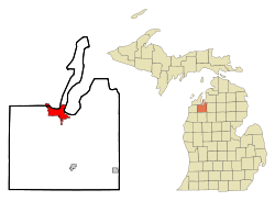ミシガン州におけるグランドトラバース郡（右図）と同郡におけるオーバーンヒルズ市の位置