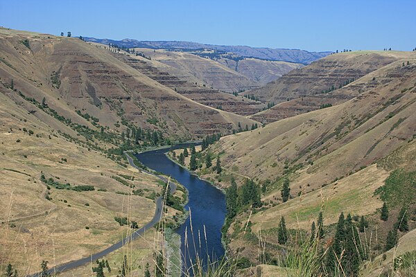 Basalt outcroppings along the Grande Ronde River (August 2011).