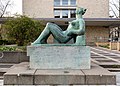Deutsch: Skulptur Liegende von Barbara Haeger im Grindelpark in Hamburg-Harvestehude. This is a photograph of an architectural monument. It is on the list of cultural monuments of Hamburg, no. 20043