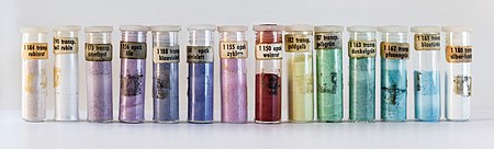 Tập_tin:Ground_vitreous_enamel_powder_in_different_colors.jpg