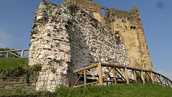 The ruins of the shell keep in front of the later tower keep Guildford Castle (2).jpg