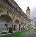 Blick auf die um 1860/70 am Schloss ergänzte Arkadenreihe