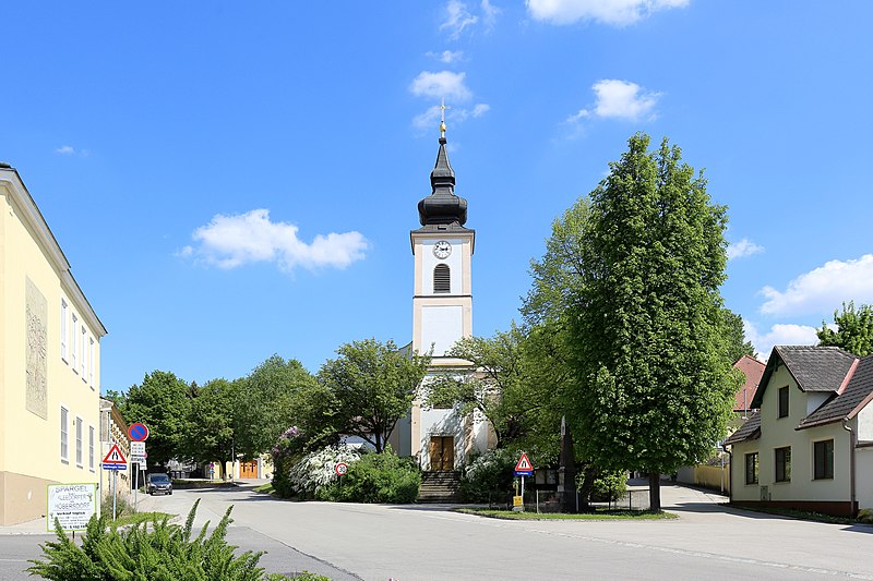 File:Höbersdorf - Kirche (1).JPG