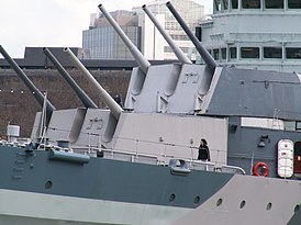 Носовые башни крейсера «Белфаст», март 2005 года