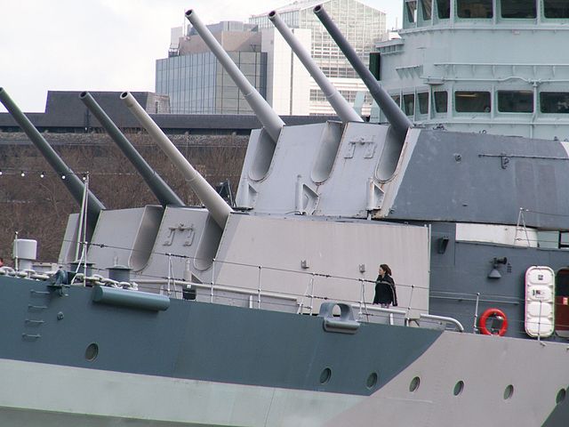Mk XXIII turret with squared-off contours mounted on the Edinburgh sub-class