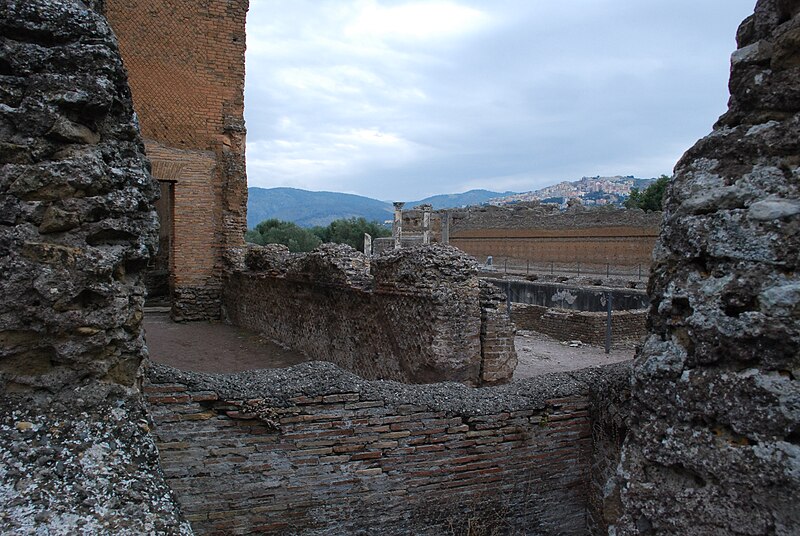 File:Hadrian's villa near Tivoli 239.JPG