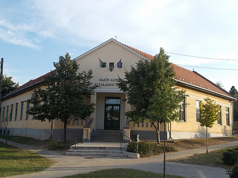 File:Hajós Alfréd elementary school.- Török Ignác Street, Gödöllő.JPG
