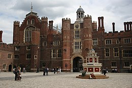 Hampton Court Palace - geograph.org.uk - 2007212.jpg