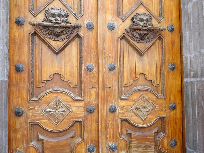 File:Hand Carved Exterior Doors (Iglesia de El Sagrario, Quito) pic.aa1 (El Centro Histórico de Quito).jpg