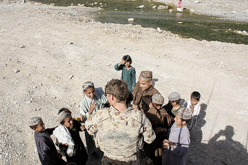 File:Hastie giving crayons to children op takht.jpg