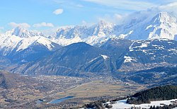 Haut-Faucigny. En arrière-plan, le massif du Mont-Blanc, sur le versant à gauche, Passy, au centre, la plaine de l'Arve et l'A40, et à droite Saint-Gervais-les-Bains.
