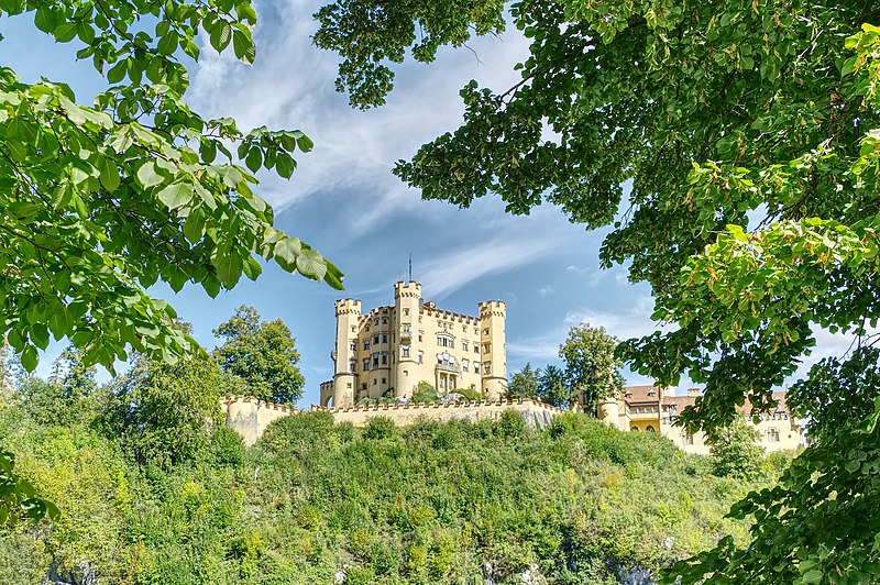 File:Hohenschwangau vom Alpsee.jpg