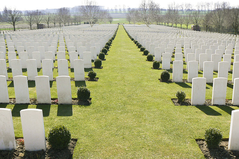 File:Hooge Crater Cemetery.2.JPG