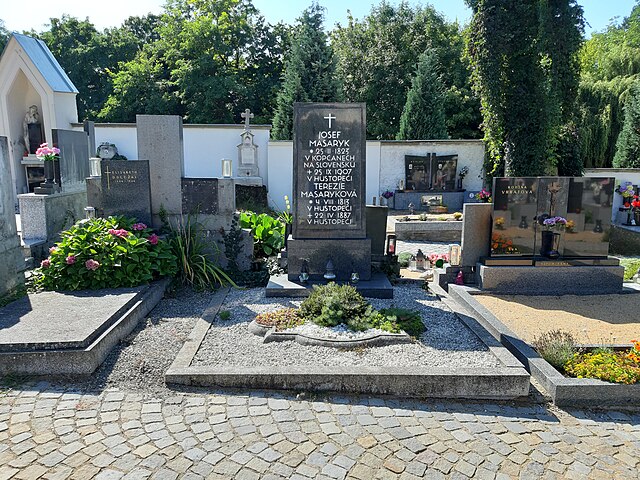Hustopeče: Grave of parents of Masaryk