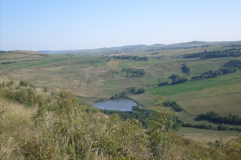 File:Il Lago di Zorenii visto dalle colline vicino a Mociu.jpg