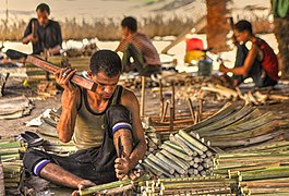 Bilder från Wiki Loves Africa 2017 (1) Arbetare gör palmblad av frukt och grönsaker.jpg