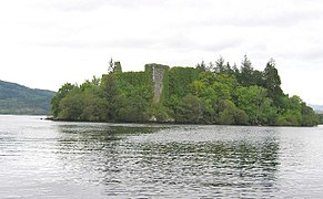 La isla de Innis Chonnell; las ruinas del castillo son visibles entre los árboles