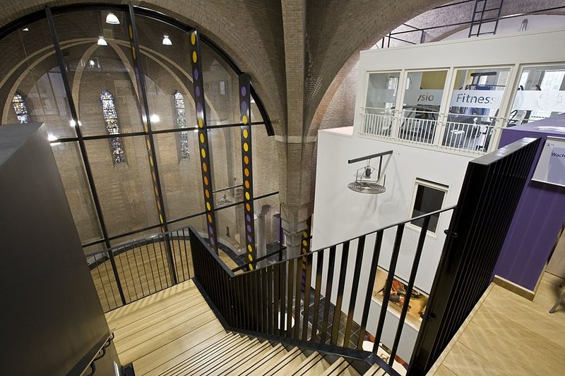 File:Interieur, trappenhuis nieuwbouw met zicht op het koor - Helmond - 20423076 - RCE.jpg