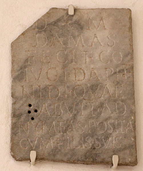 File:Iscrizione funeraria da acquataccio (roma), I sec. ac.-I dc ca.JPG